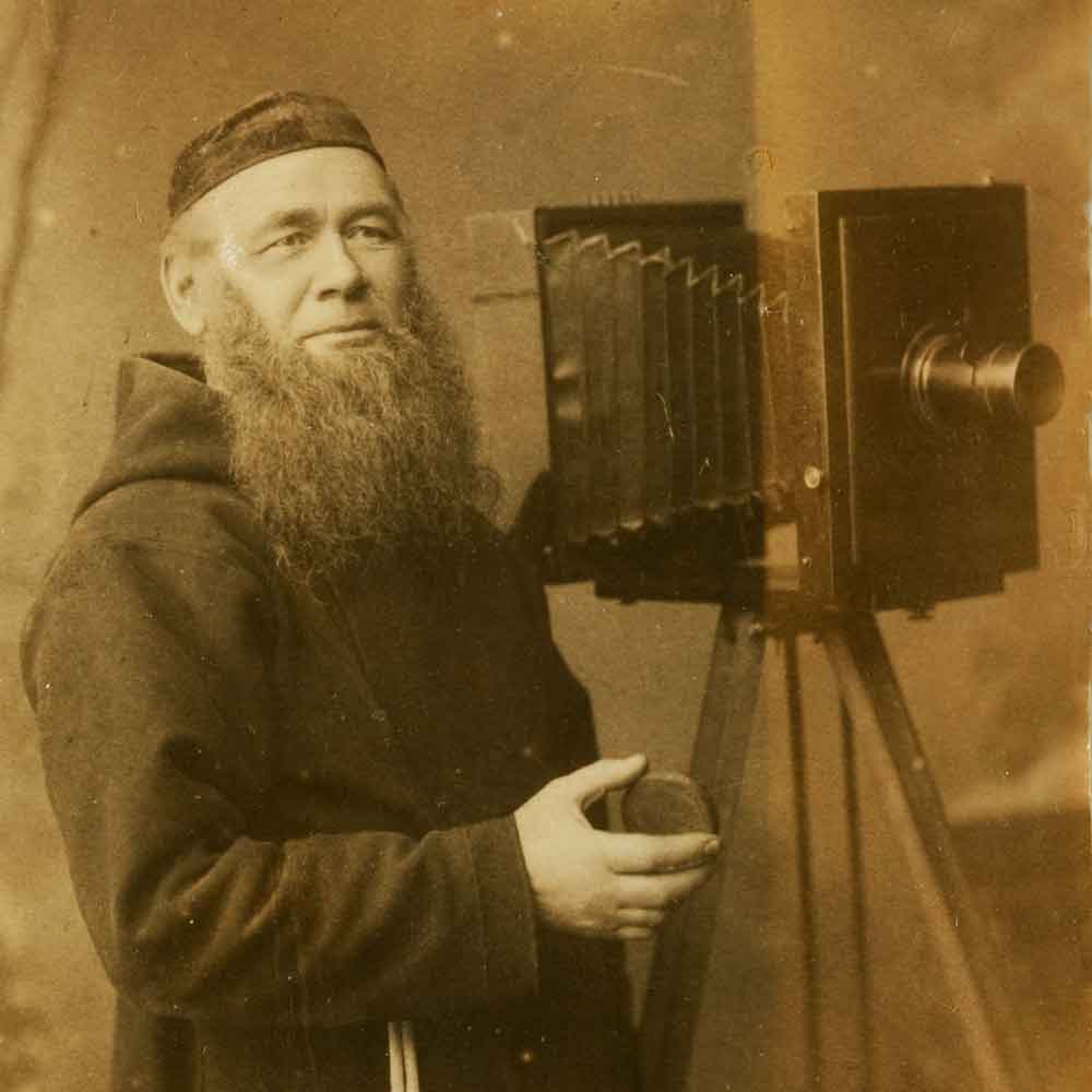Ein Kapuziner als einer der ersten CH-Fotografen