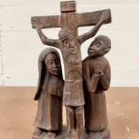 Aus Ebenholz geschnitzte Kreuzigungsszene