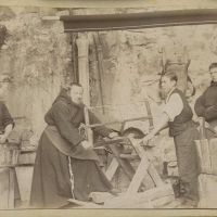 Kapuzinerbrüder und Knechte im Kloster Altdorf bei der Arbeit